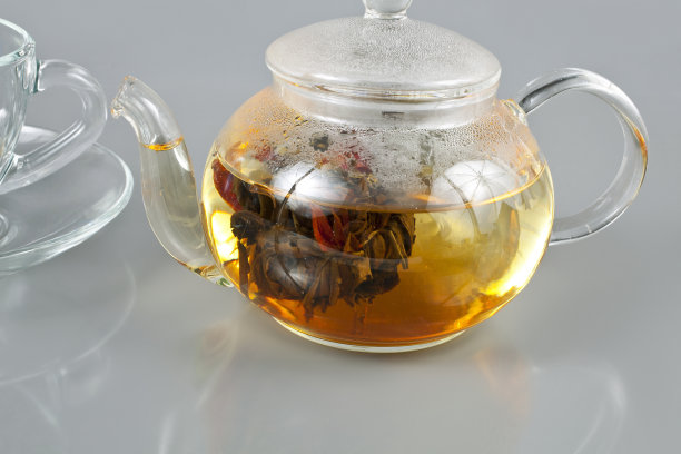 玻璃茶壶里的奇异绿花蕾茶图片下载