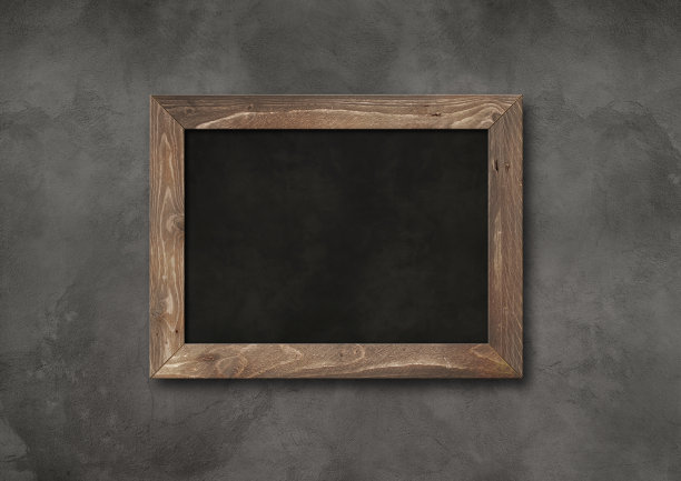 旧的乡村黑色板孤立在一个黑色的混凝土背景图片下载