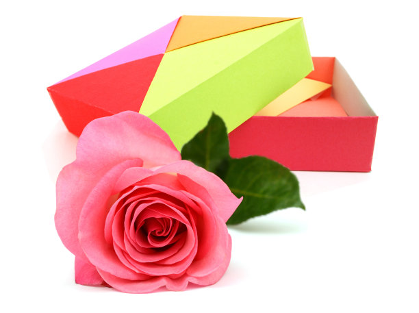 一个带有玫瑰的节日折纸礼盒图片下载