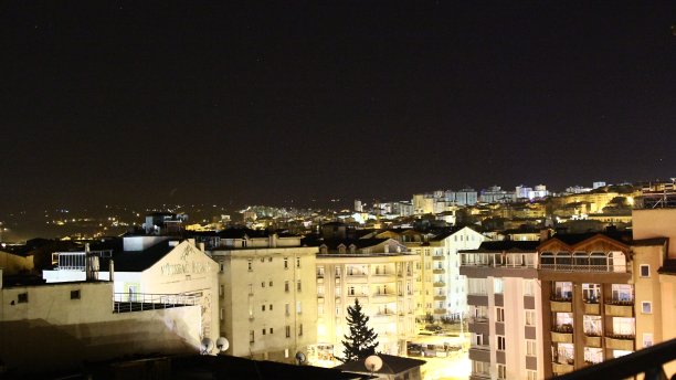 从屋顶俯瞰城市美景。(夜景)图片下载
