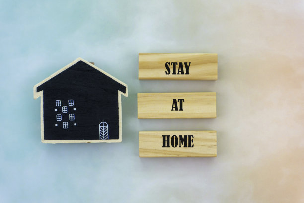 模型房子和呆在家里的木块文本图片下载