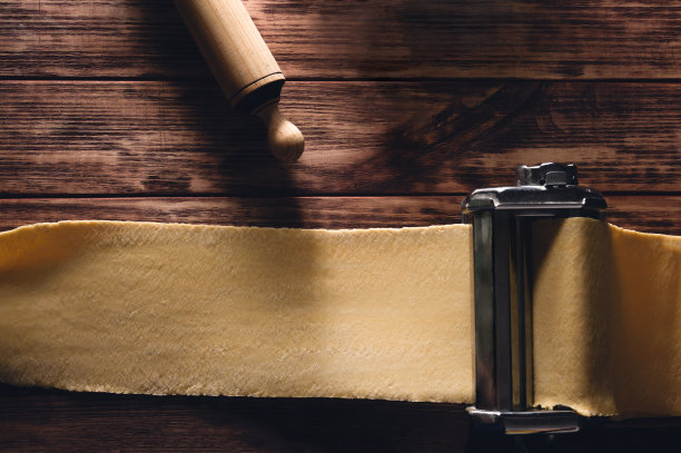 厨师从上面亲手制作意大利面。自制食物的概念。意大利菜图片下载