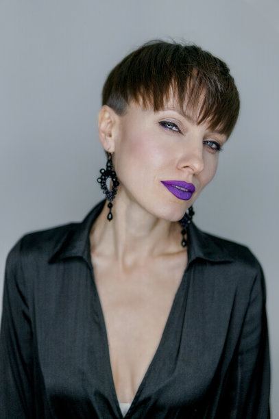 留着短发的年轻女子图片下载