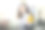 一位女士正在通过网络电话与亲戚朋友“虚拟”庆祝她的生日。她在新冠肺炎隔离期间在家。图片下载