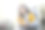 一位女士正在通过网络电话与亲戚朋友“虚拟”庆祝她的生日。她在新冠肺炎隔离期间在家。图片下载