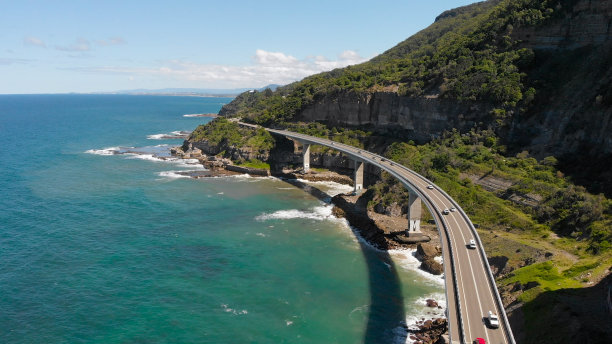 澳大利亚的海崖桥。这是一条美丽的滨海公路。美丽的景色在一个明媚的夏日图片下载