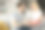男友送女友生日礼物。库存图片图片下载