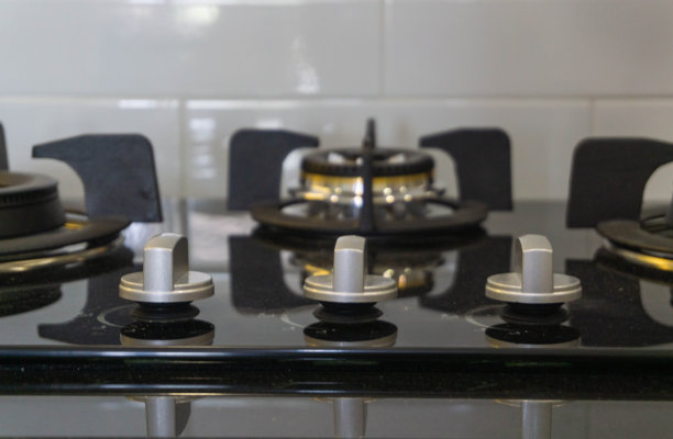 一个白色现代厨房的黑色燃气灶。图片下载