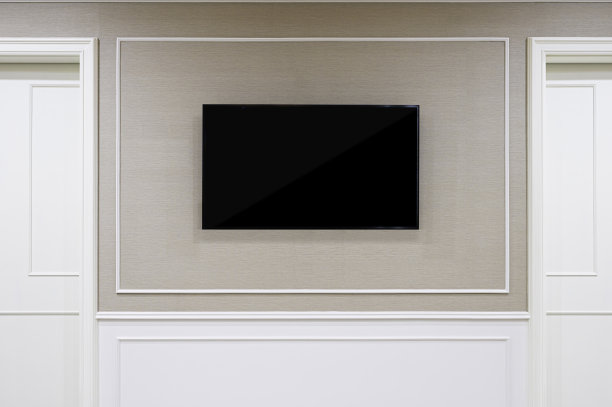 智能电视模型与空白屏幕挂在墙上的背景。剪切路径包括图片下载