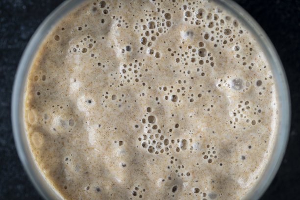 玻璃罐与面团发酵剂。准备制作面包的酵母面团图片下载