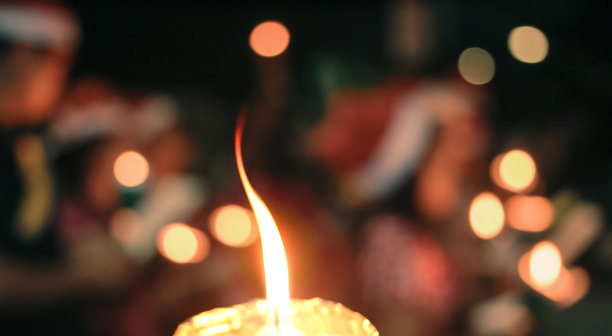 散景的烛光和模糊的颂歌唱着圣诞歌曲的背景图片下载