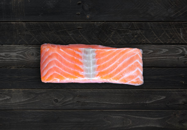 鲑鱼排在混凝土背景上图片下载