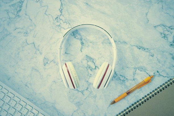 耳机和办公用品在大理石办公桌或桌子的背景在Vintage Tone图片下载