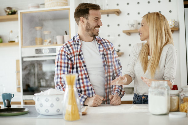 在厨房库存照片中，快乐的夫妻一起享受图片下载