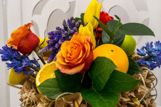 春天的时候，黄色的郁金香，蓝色的风信子，speedwell，红色的毛茛，橙色的玫瑰，苹果，橙色和柠檬。现概念生日，母亲节，3月8日。有选择性的重点图片下载