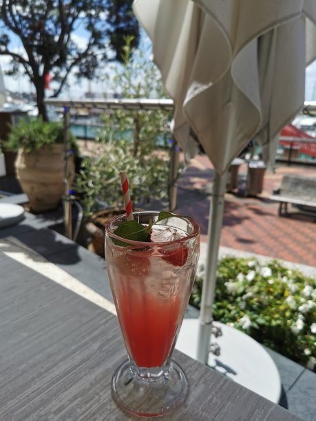 草莓鸡尾酒。图片下载