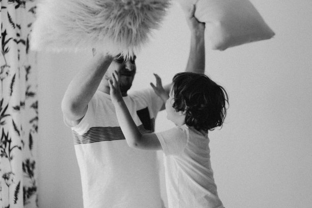 快乐幸福的家庭。爸爸和他的儿子在家里玩耍和拥抱图片下载