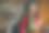 微笑时尚的女人在晚上在城市的大街上购物图片下载