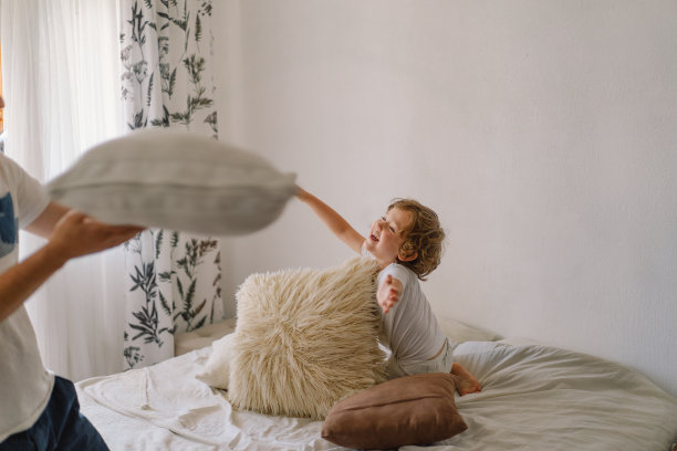 快乐幸福的家庭。爸爸和他的儿子在家里玩耍和拥抱图片下载