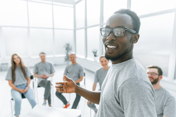 后面的观点。微笑商务教练站在会议ro图片下载