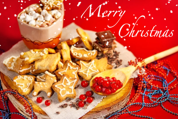 圣诞姜饼饼干，新鲜浆果在木勺，在一个木制的支架和一杯热巧克力与棉花糖在背后，在红色的背景。圣诞节和新年的概念。图片下载