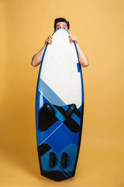 一个伤痕累累的年轻人的全身画像图片下载