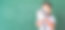 幼稚园男孩穿着学前班校服，通过扩音器说话图片下载
