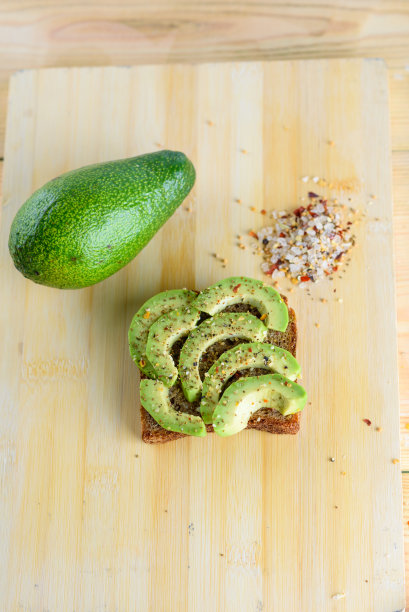 香辣牛油果吐司——健康早餐，顶部视角图片下载