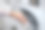 女人的手检查洗衣机的特写照片图片下载