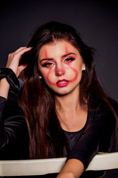 化妆成万圣节小丑的女人图片下载