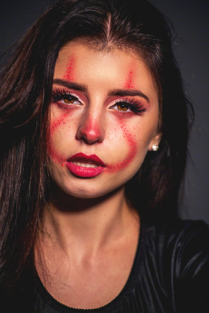 化妆成万圣节小丑的女人图片下载