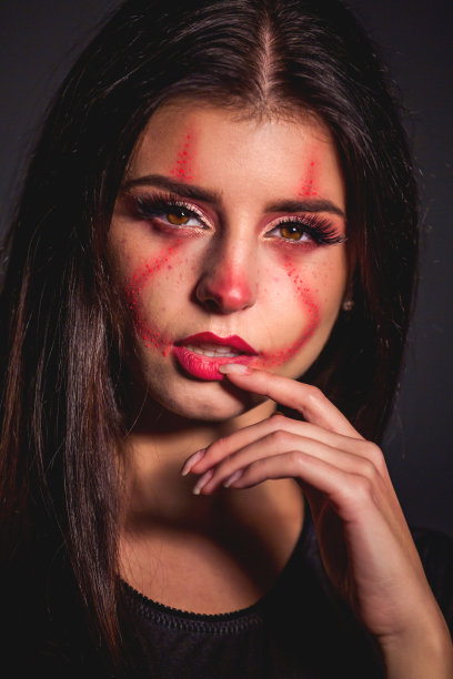 化妆成万圣节小丑的女人图片下载