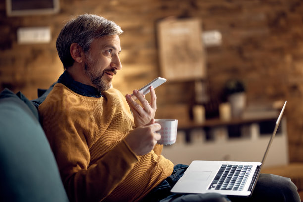 中年商人在家工作到很晚的时候打电话。图片下载