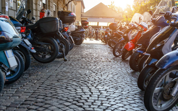 意大利车站附近的摩托车停车场。爽肤水图片下载
