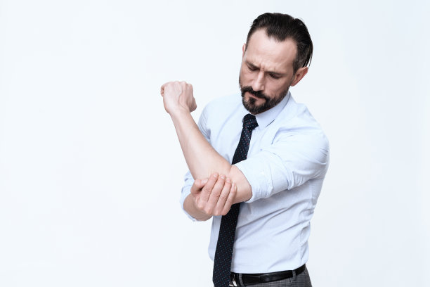 那人肘部疼痛。图片下载