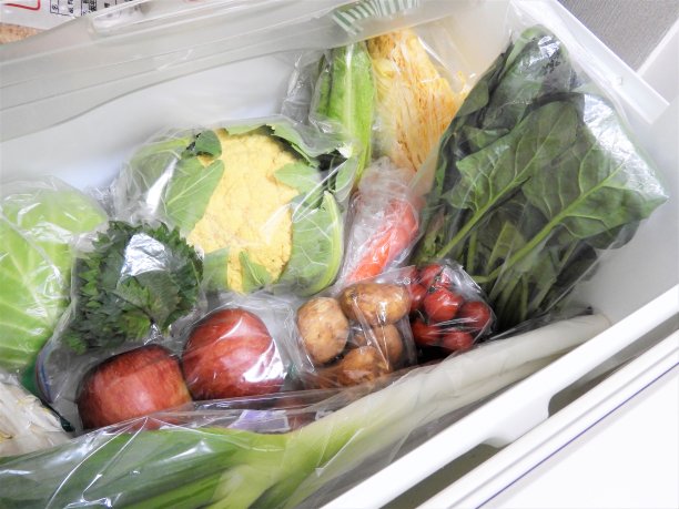 容器中蔬菜的高角度视图图片下载