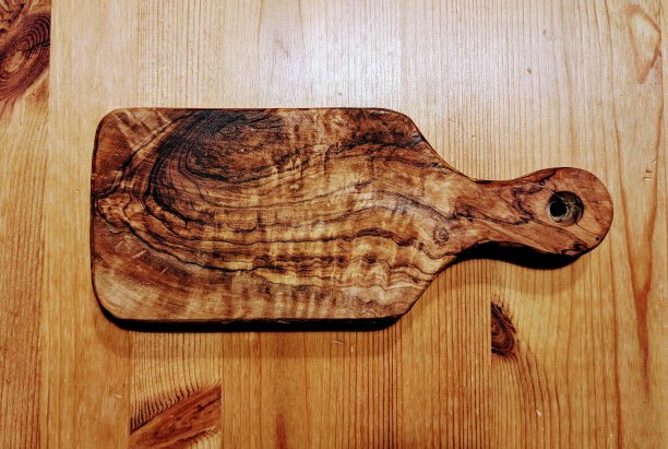 橄榄木做的切菜板。图片下载