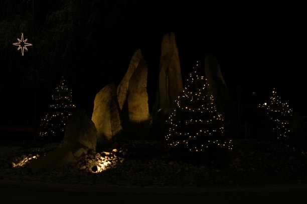 瑞士乌尔多夫村中心的圣诞装饰。街上有装饰着轻链的圣诞树，周围是安装在街道上的大石头。图片下载