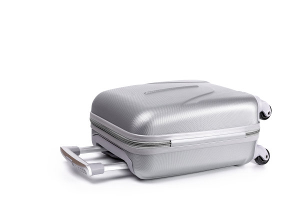 旅行手提箱孤立。白色背景上的银色塑料行李或度假行李包。暑假度假概念设计。图片下载
