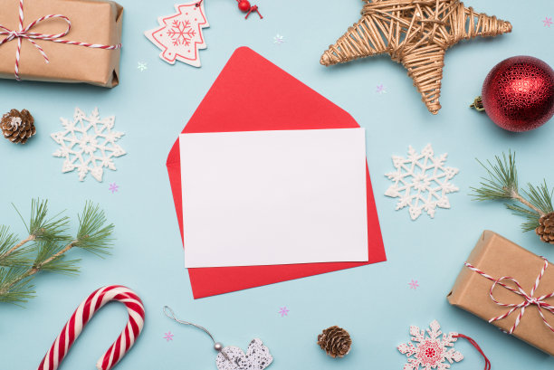 上面平放近距离观看圣诞饰品的照片，红色的信封上有清楚的贺卡和文字的地方图片下载