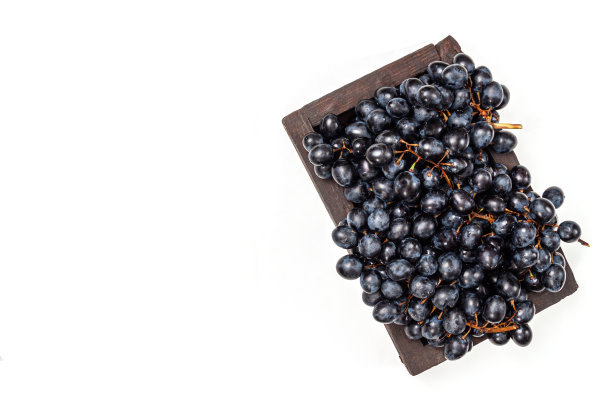 新鲜的深蓝紫色葡萄孤立在白色背景。图片下载
