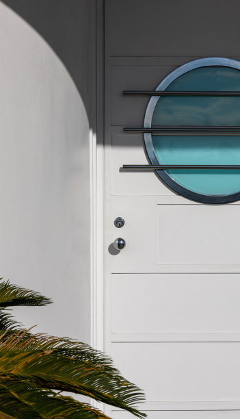 装饰舷窗在白色的墙壁-垂直图片下载