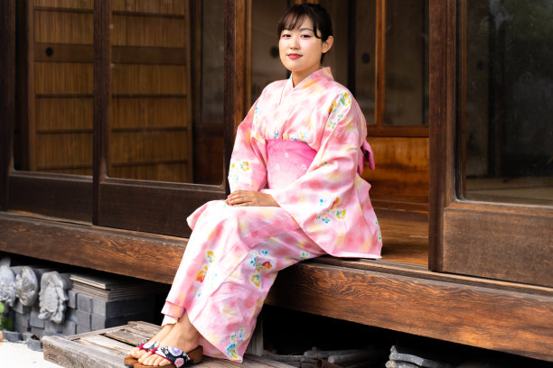 一个穿着浴巾的女人坐在门廊上图片下载