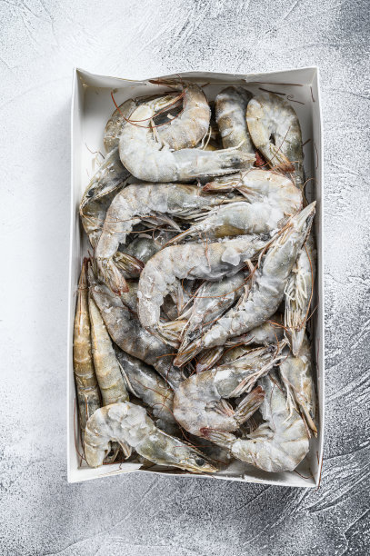 大虾，零售包装的虾。白色背景。俯视图图片下载