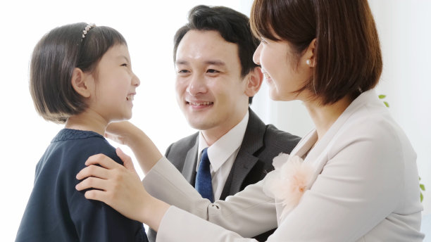 年轻的亚洲女孩和母亲抱着心的象征图片下载