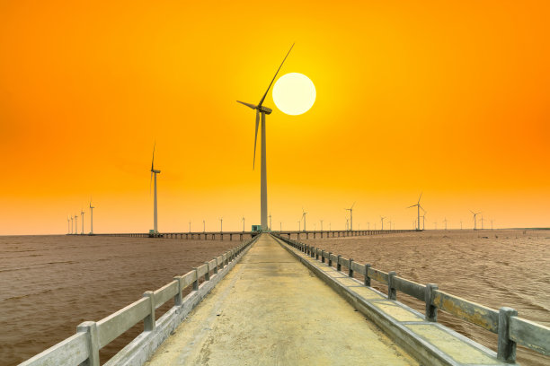 清洁能源，风力发电厂在日落的天空素材图片