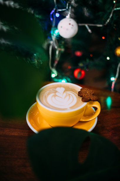 咖啡和姜饼饼干放在圣诞桌上图片下载