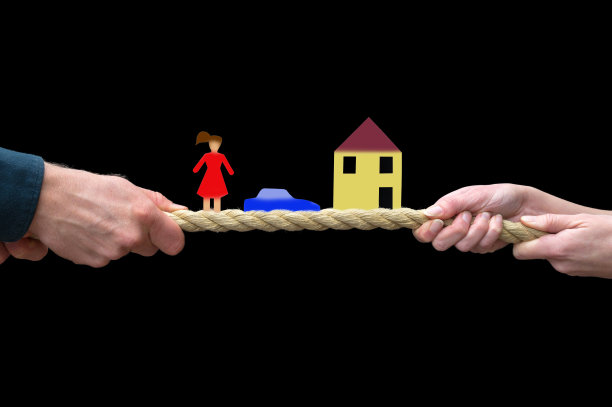 男人和女人的手拉着绳子争执离婚图片下载