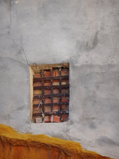 白色和黄色开裂的乡村墙图片下载