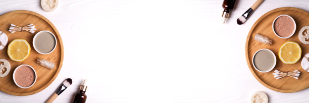 由化妆粘土面膜、海盐、柠檬和刷子制成的横幅。图片下载
